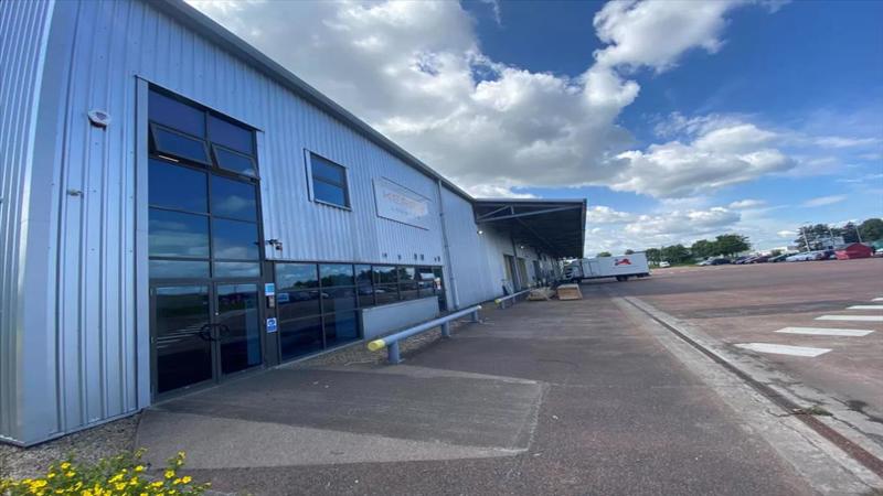 End-Terraced Industrial Unit | To Let | Air Cargo 