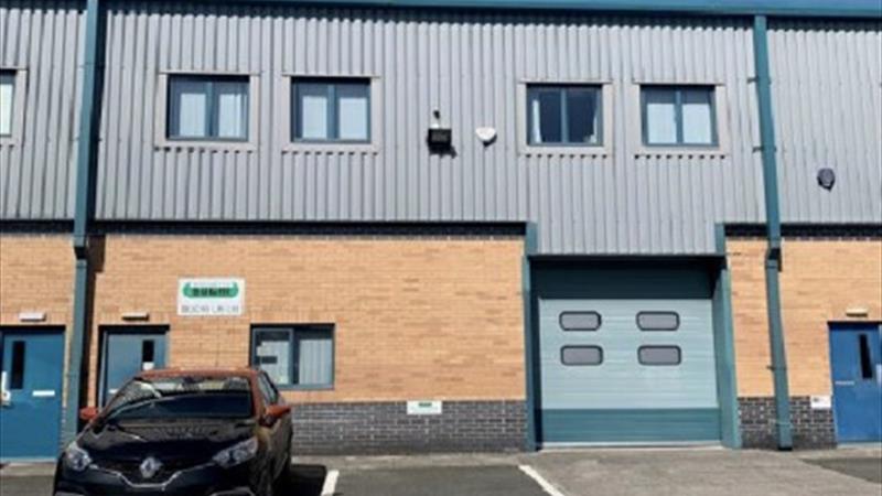 Warehouse To Let in Oldham