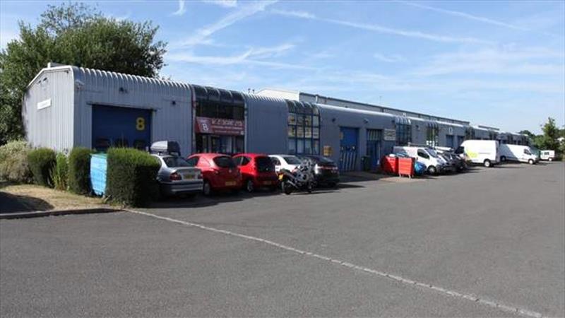 Industrial/Warehouse Unit With Parking To Let in Egham