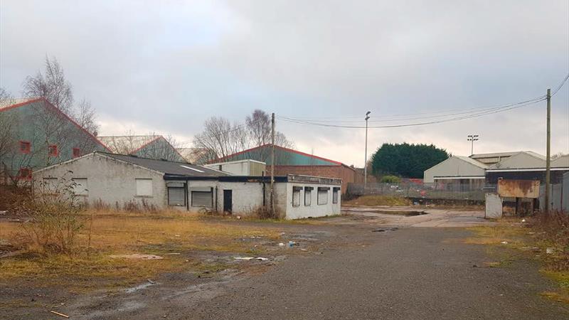 Workshop with Large Secure Yard