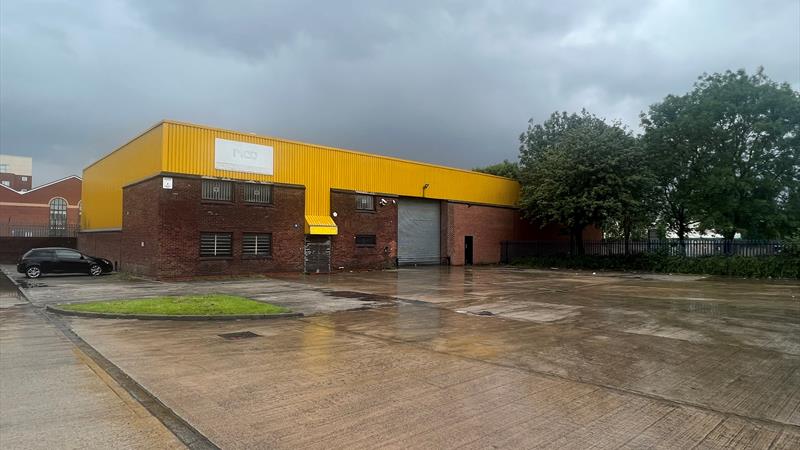 Detached Warehouse With Large Secure Yard