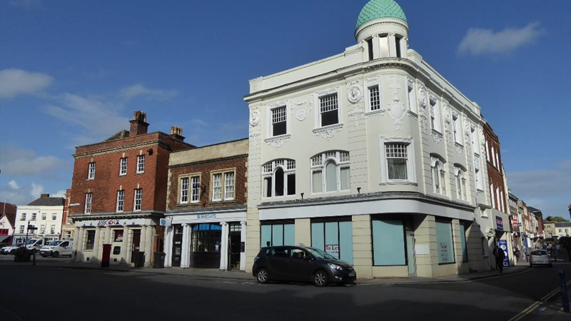 Prominent Retail Unit To Let in Devises