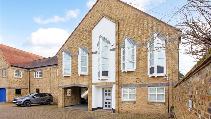 Office Building with Secure Parking For Sale/To Let in West Drayton