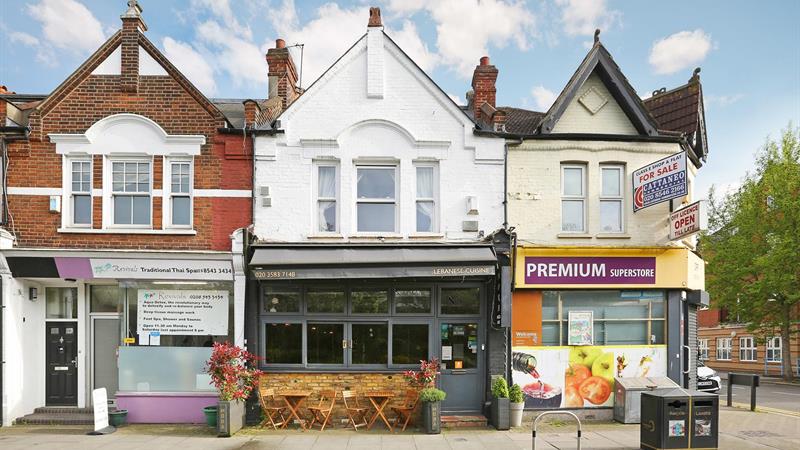 Restaurant & Flat Above To Let in Raynes Park