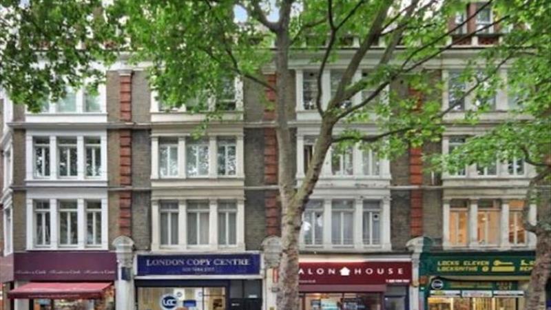 Retail Premises With Rear Yard To Let in Holborn
