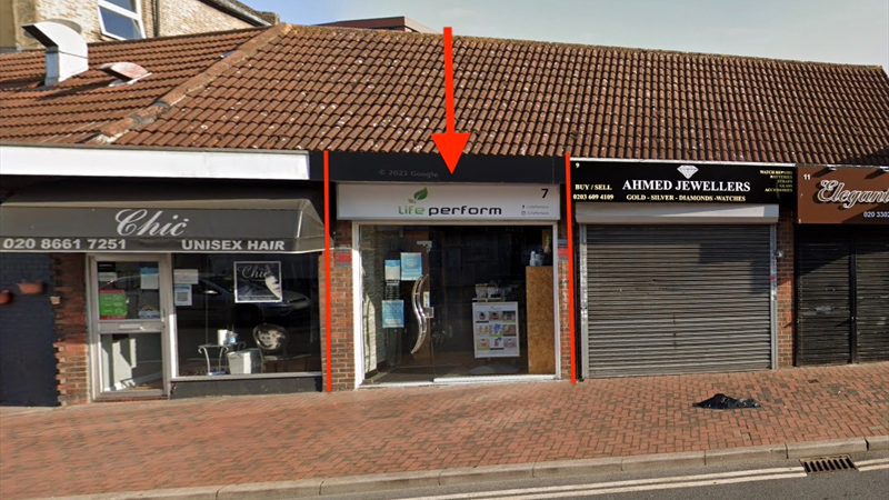 Prominent Town Centre Lock Up Shop To Let in Sutton