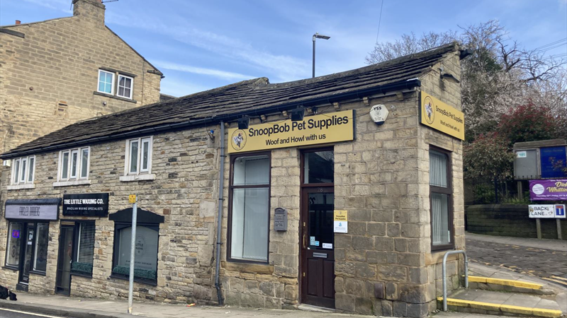 Prominent Retail Shop To Let in Farsley