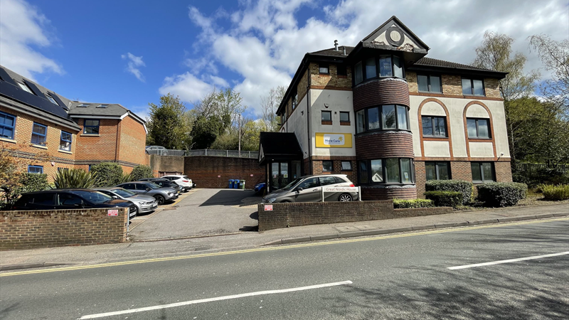 Offices / Class E premises with Parking To Let in Caterham
