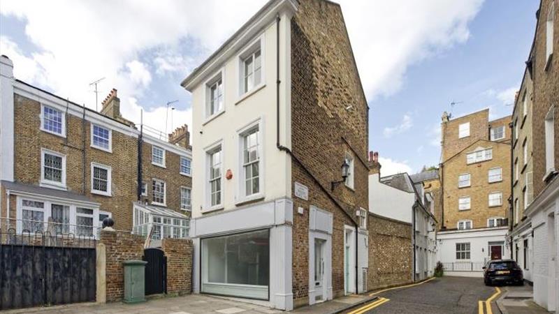 Corner Retail / Gallery Premises To Let in Royal Borough of Kensington & Chelsea