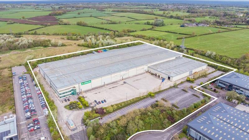 Extensive Warehouse Distribution Facility To Let in Swindon