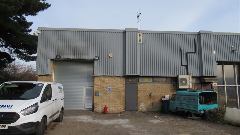 Warehouse With Parking & Shared Yard To Let in Wimbledon