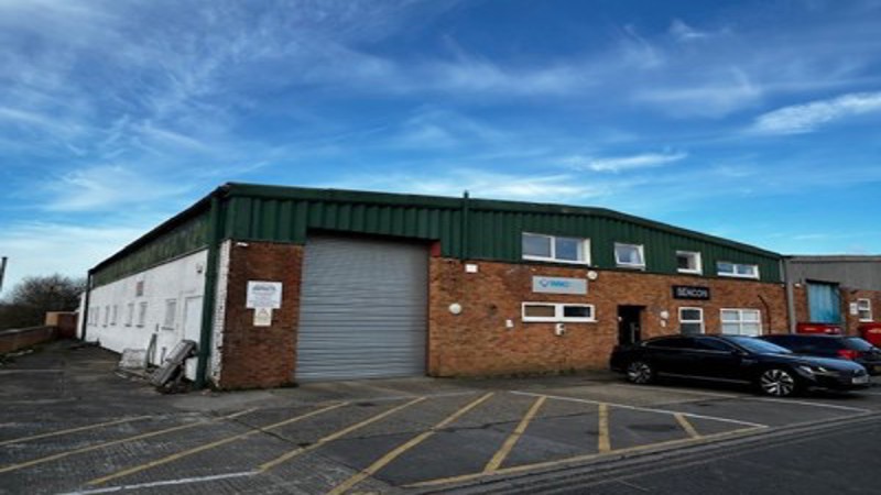 Warehouse With Parking To Let / May Sell