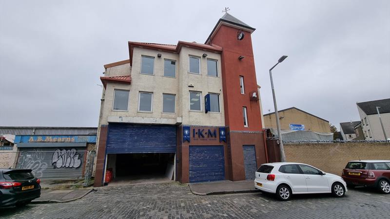 Extensive Warehouse To Let
