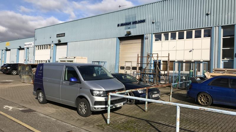 Warehouse To Let in Enfield